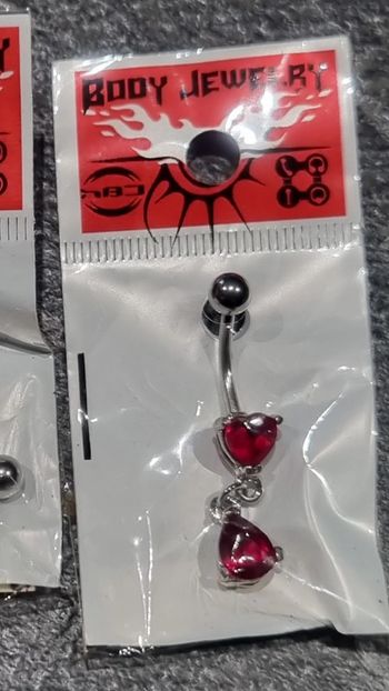 Piercing coeur rouge