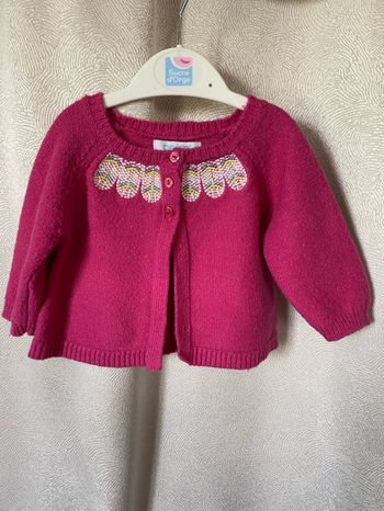 Superbe gilet rose brodé plumes sur l’encolure 3 mois Obaibi