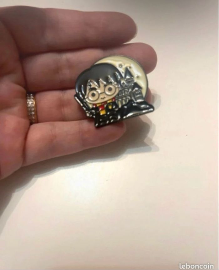 Pin’s NEUF à l’effigie d’Harry Potter devant Poudlard - photo numéro 3