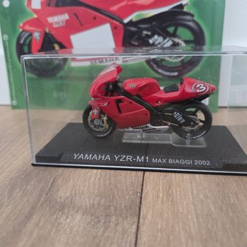Moto 1:24 avec socle, vitrine et fascicule