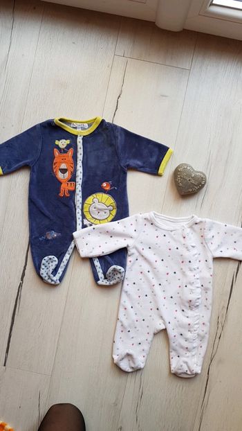 Lot de 2 pyjamas velours fille neufs 1mois