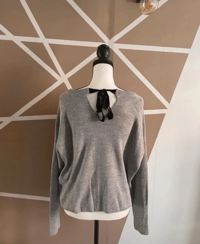 Sweat gris noué dans le dos - photo numéro 3