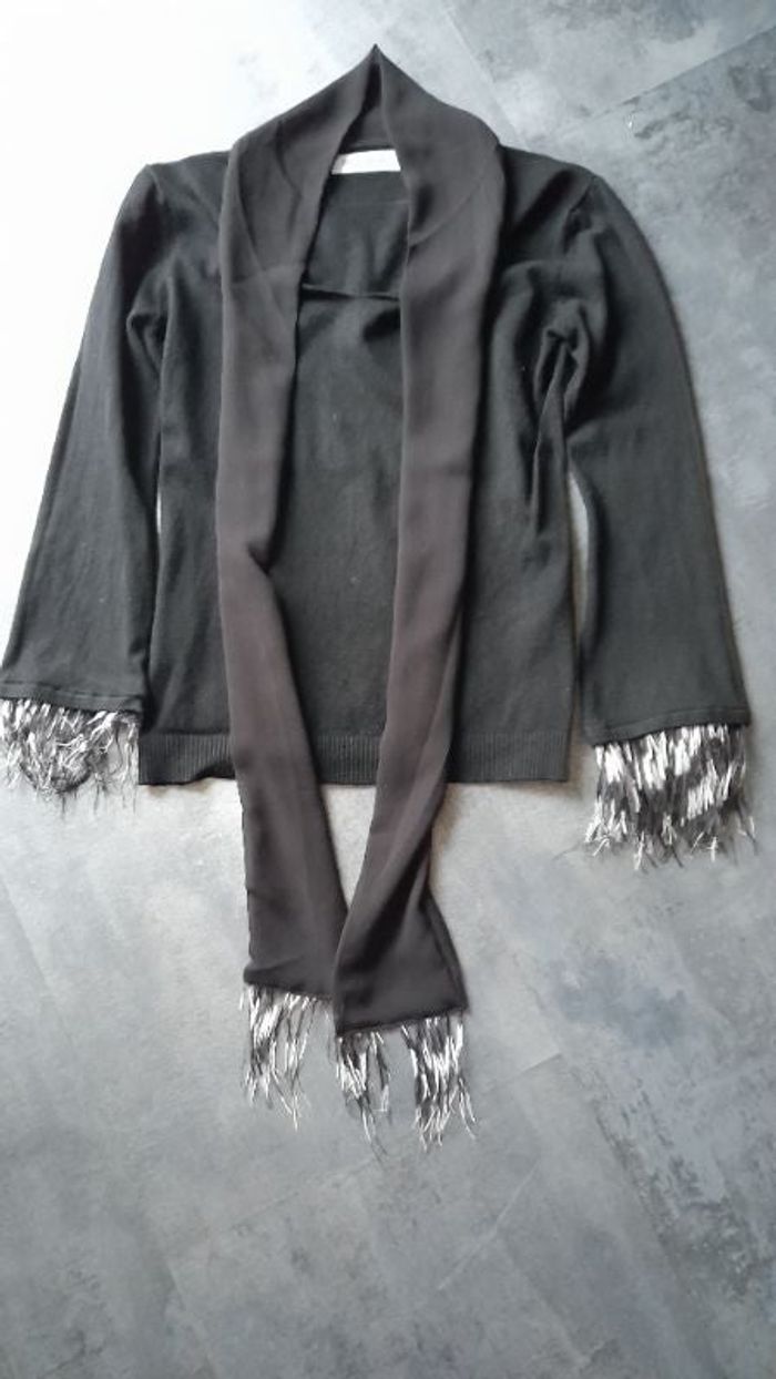 Haut noir manche avec plumes