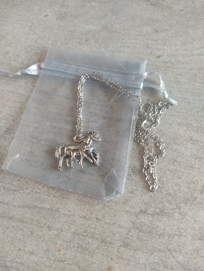 Collier pendentif cheval et Poulin