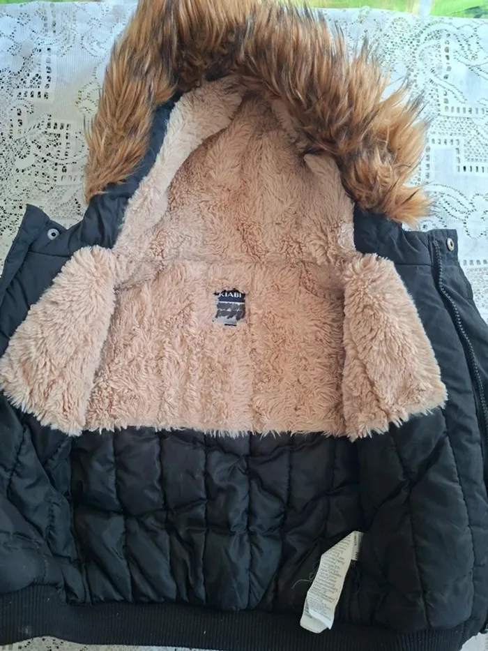 Blouson aviateur garçon  - Kiabi 6 ans - Capuche fausse fourrure , en très bon état - photo numéro 4