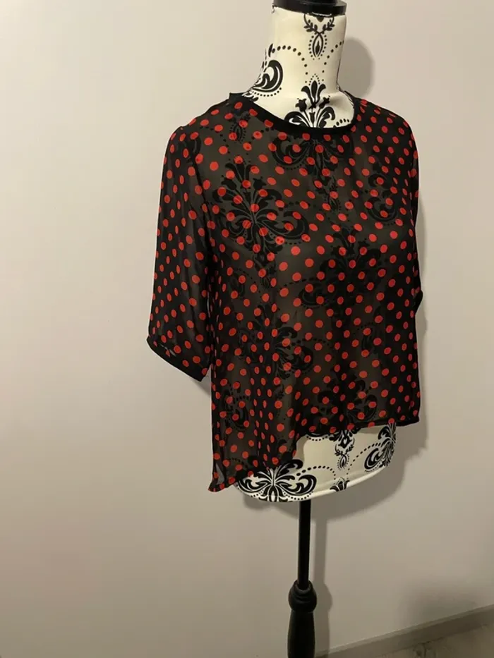 Blouse manches 3/4 en voile noir à pois rouge Naf Naf taille 40 - photo numéro 2