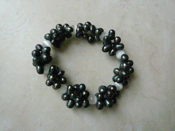 Bracelet en perles grises et blanches