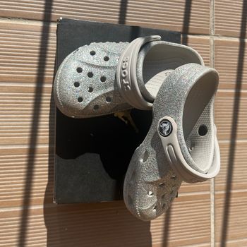 Crocs grises pailletées