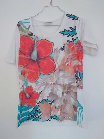 Joli t-shirt fleuri taille L - dressing trié par tailles