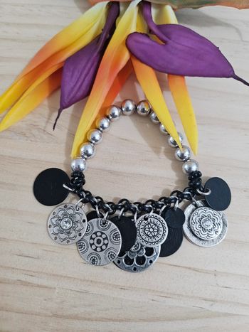 Bracelet élastique avec ses breloques en acier inoxydable