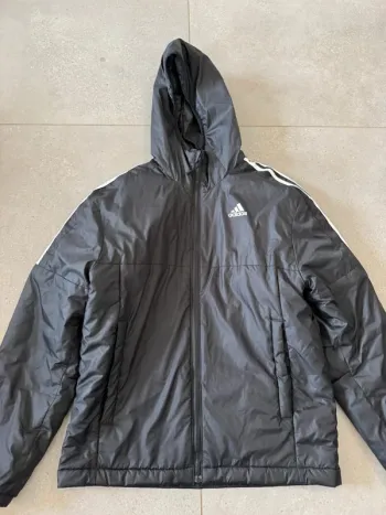 Doudoune noir Adidas, taille S, bon état mais un tout petit trou