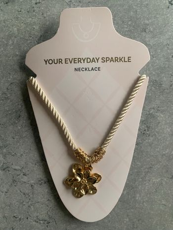 Pendentif fleur neuf cordon beige 