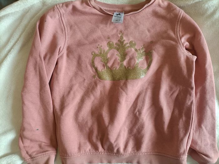 Pull rose à couronne dorée – Taille 140