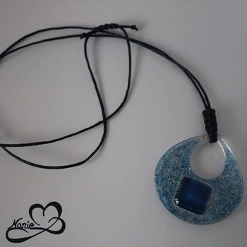 Pendentif en résine avec une mosaïque bleue !!