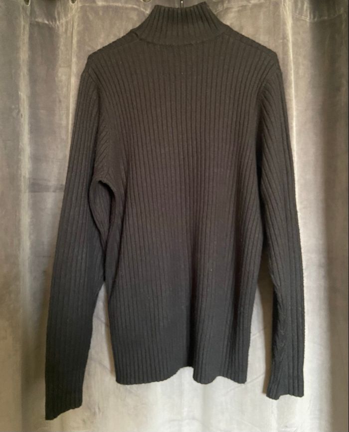 Pull noir avec col boutonné - photo numéro 4