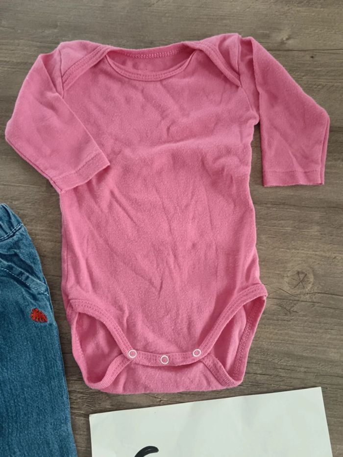 🌞 lot jeans et bodie 6 mois très Bon état - photo numéro 3