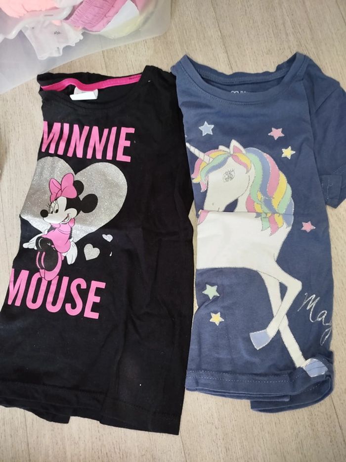 2 tee-shirts taille 7 ans