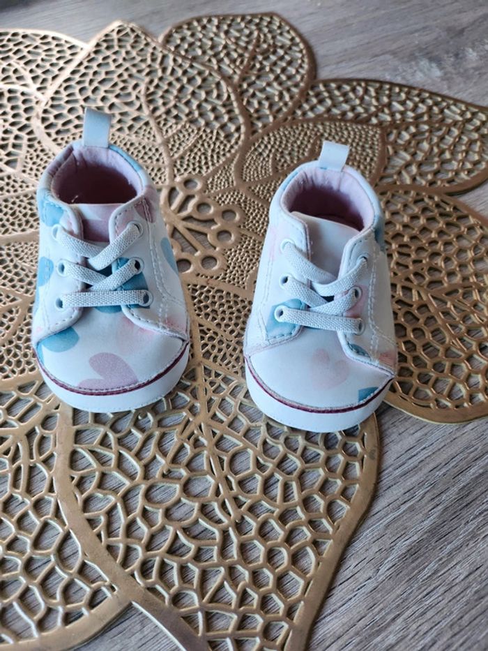 Petites baskets bébé