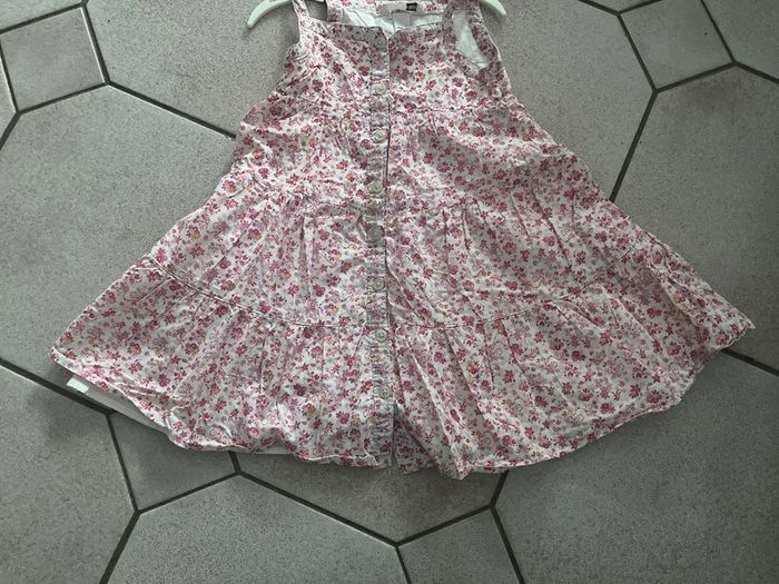 Robe qui tourne à petites fleurs rose taille 3 ans - photo numéro 7