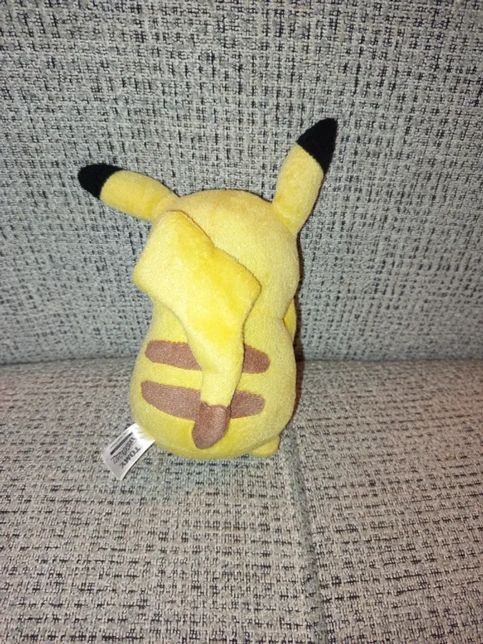 Peluche Pokémon Tomy Pikachu - photo numéro 2