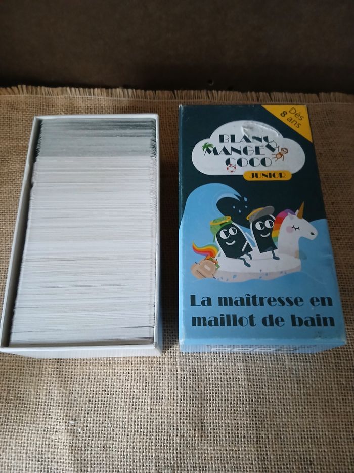 Blanc manger coco junior  la maîtresse en maillot de bain