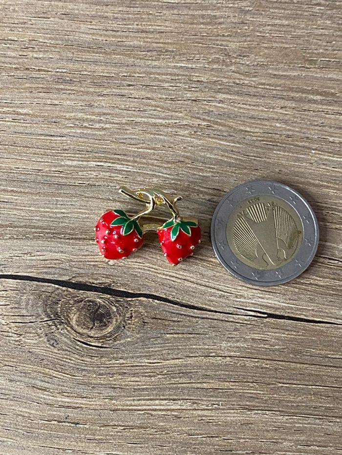 Broche fraise émaillé - photo numéro 4