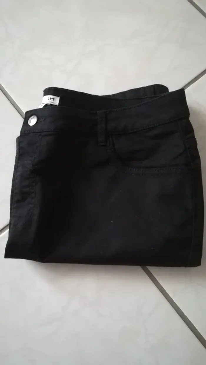 Jupe noire T. 42 - photo numéro 2