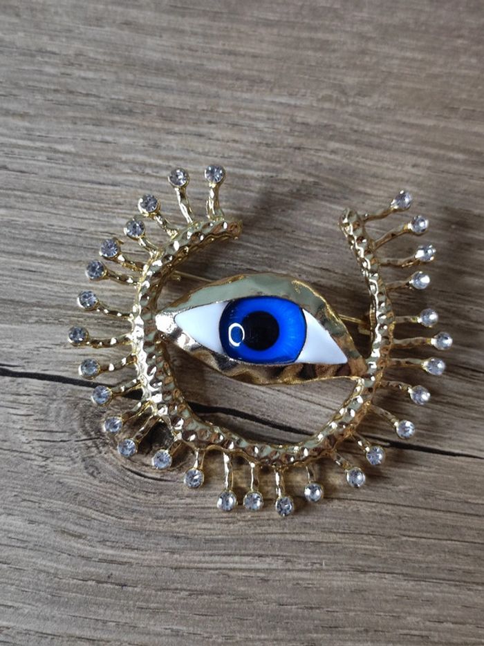Broche oeil acier rétro