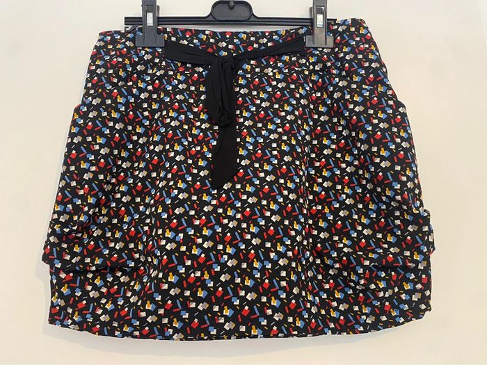 Jupe courte noire à motifs