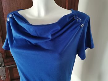 T-shirt bleu éléctrique boutons argentés