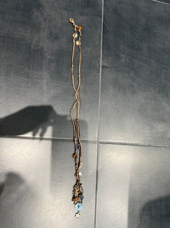 Collier sautoir fabriqué artisanalement tout en cuir et fleur de nacre