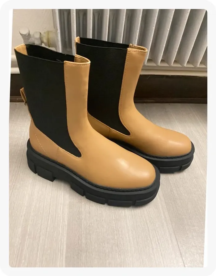 Bottines à plateforme beige et noires Mango