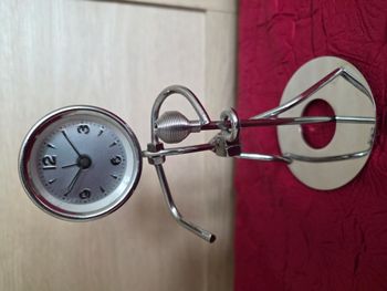 Réveil horloge en acier chromé "Chanteur"