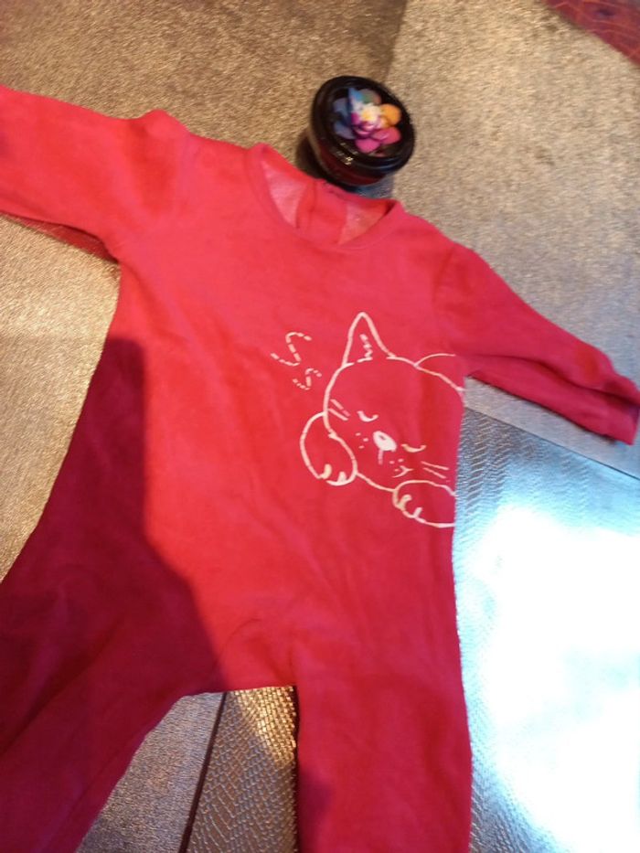 Beau pyjama chat type velours rouge 6 mois - photo numéro 2