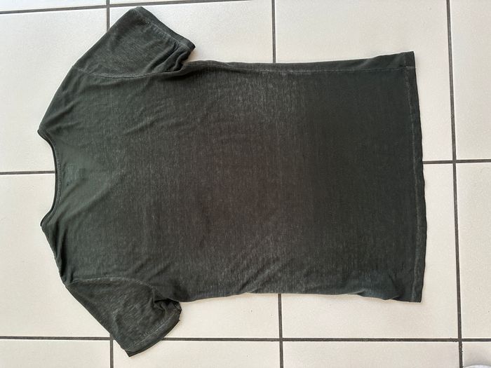 tee shirt kaki col V taille 34 H&M avec petite poche - photo numéro 5