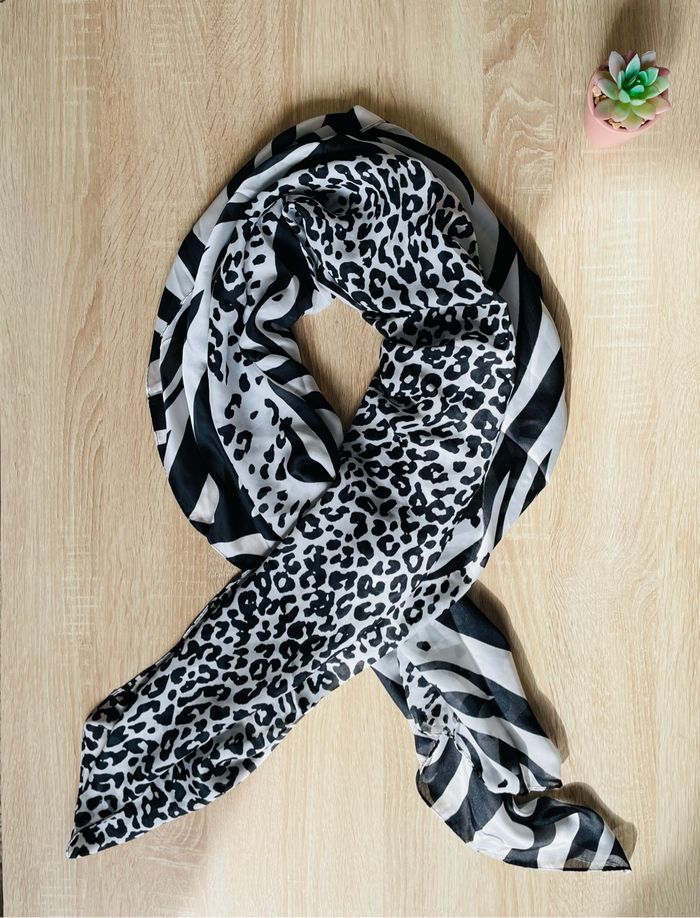 Grande écharpe foulard noir et blanc – Neuf sans étiquette