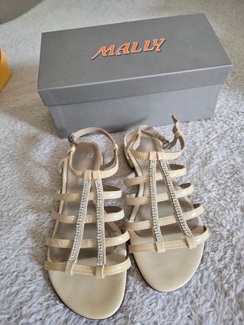 Sandales avec cristaux cuir vernis 🍒Mally🍒pointure 37 non négociable acheté 95€