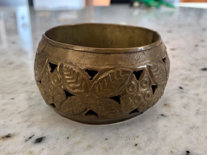 Manchette en métal doré sculpté vintage