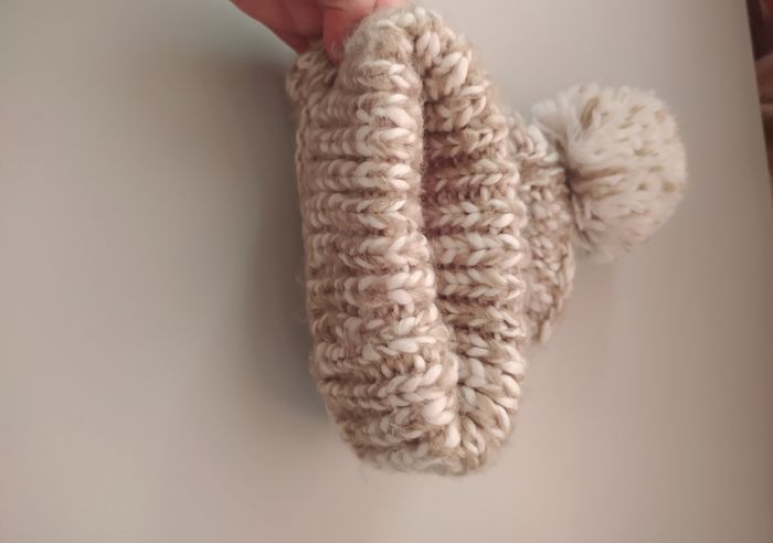 Bonnet effet tricoté blanc et beige à pompon neuf pour femmes - photo numéro 4