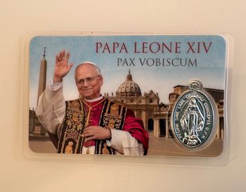 Carte plastifiée avec médaille – Pape Léon XIV & Vierge Miraculeuse – Souvenir
