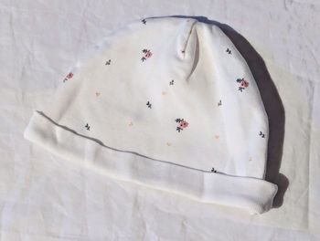 Petit Bonnet Blanc Dessins Minuscules Fleurs Nature Flore Vêtement Accessoire Petits Enfants Bébés