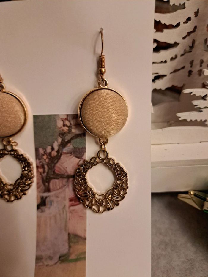 Boucles d'oreilles pendante beige doré - photo numéro 5
