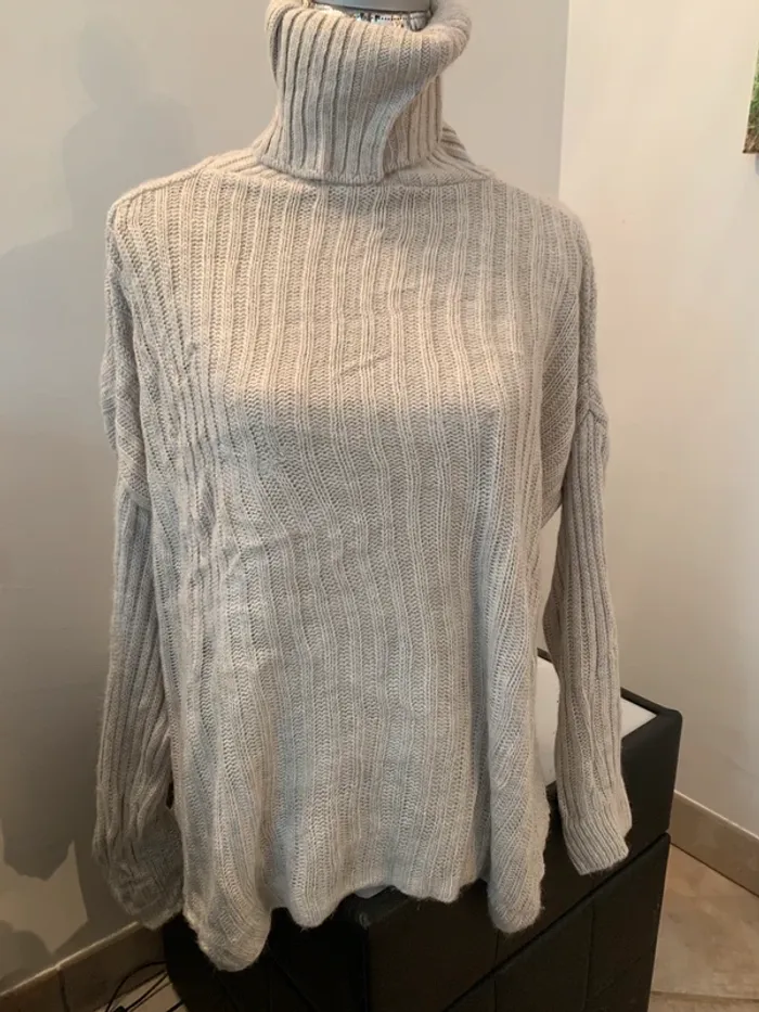 Pull à maille col roulé beige taille M