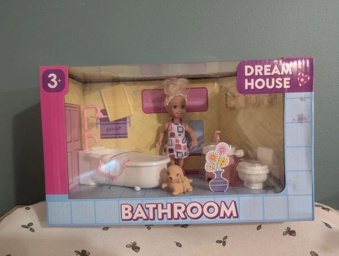 Mini barbie dans sa salle de bain