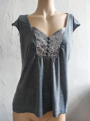 Haut gris avec détails à sequins Taille M