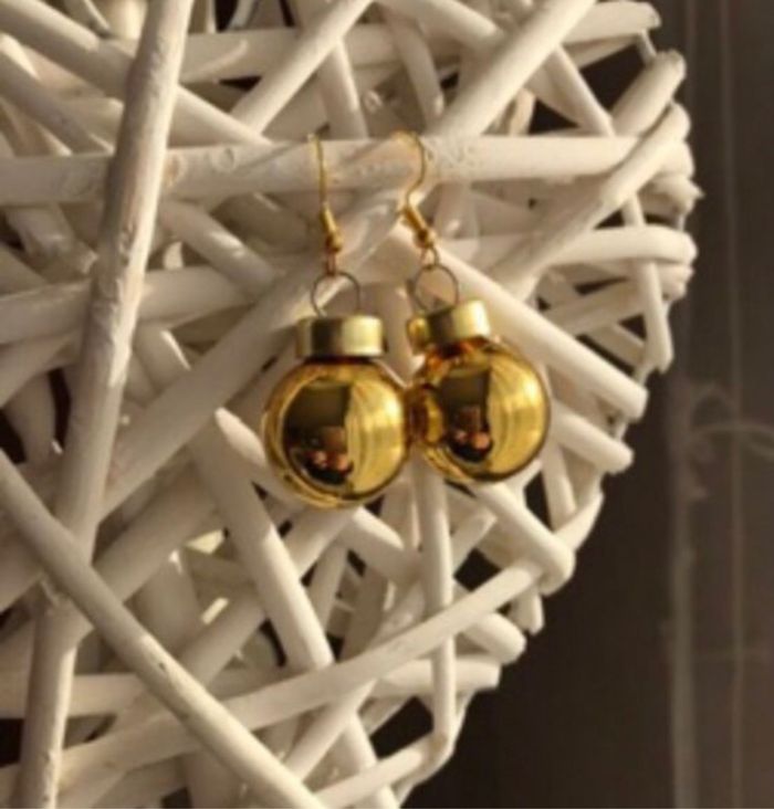Boucles d’oreilles boules de Noël dorées