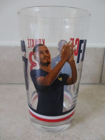 Verre équipe de France de football 2024 Konaté et Saliba