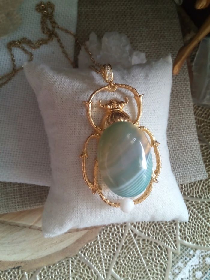 Collier scarabée en pierres naturelles semi précieuses