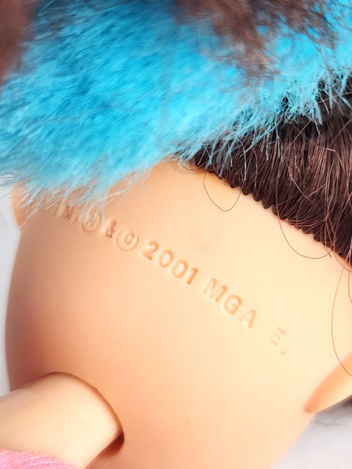 Poupée Bratz Vintage - Robe Rose/Vert Motif NÉON - Bottes Noires - Attache Bleue - photo numéro 7