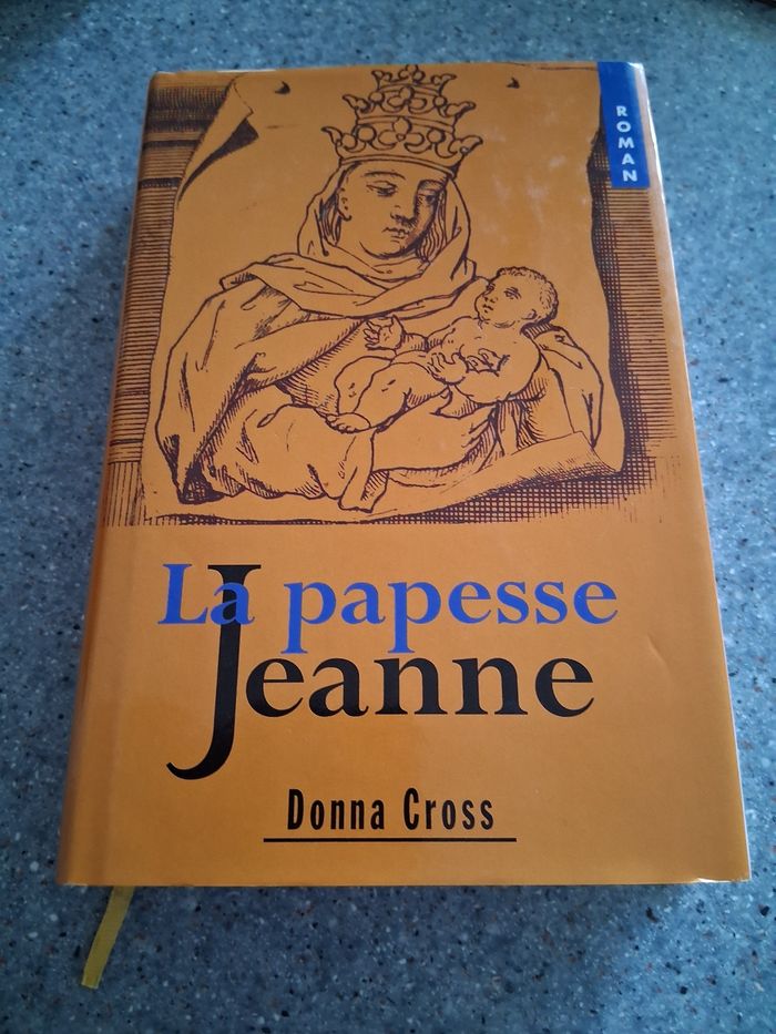 La papesse jeanne " cross"